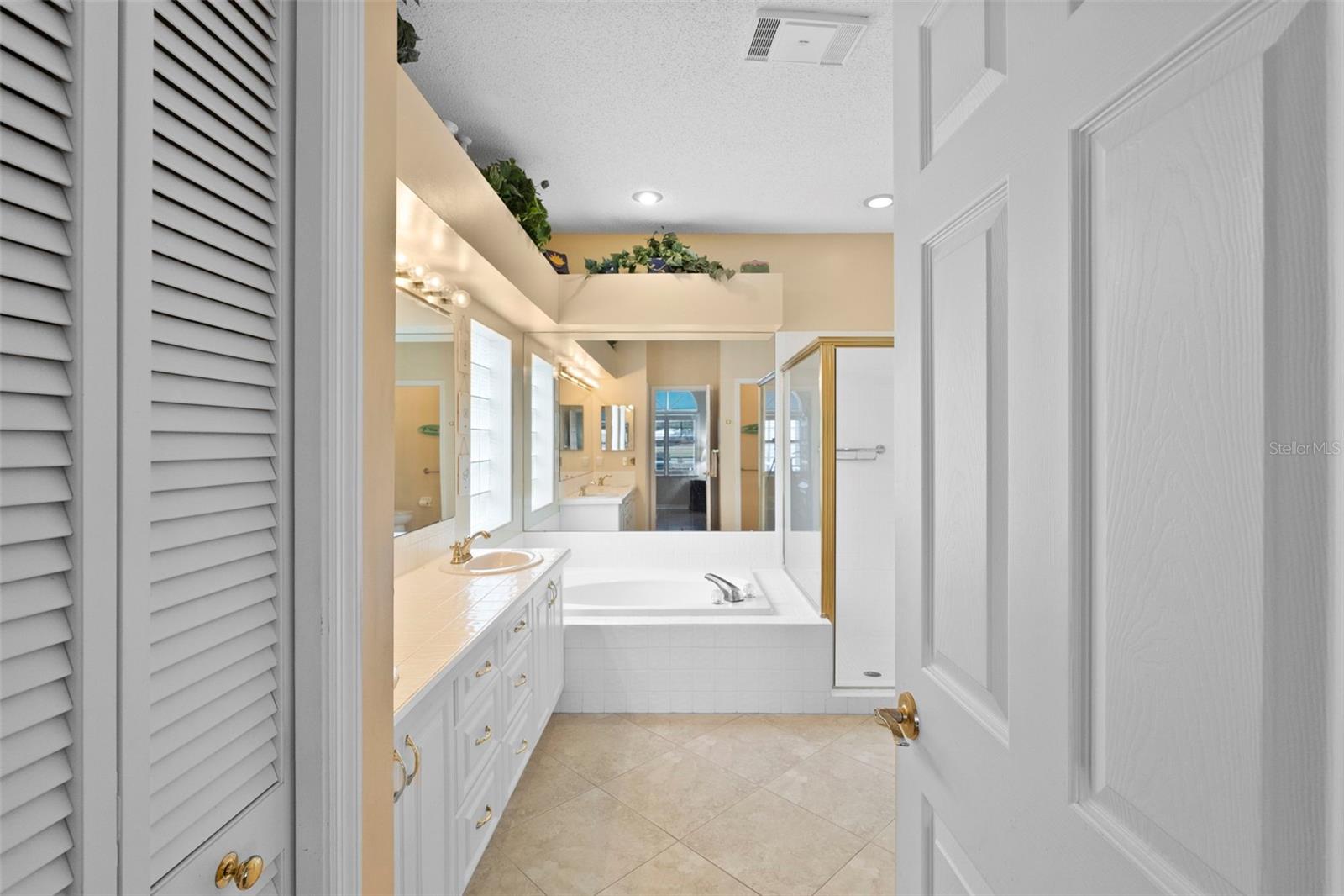 Listing photo id 16 for 1040 Dartford Drive