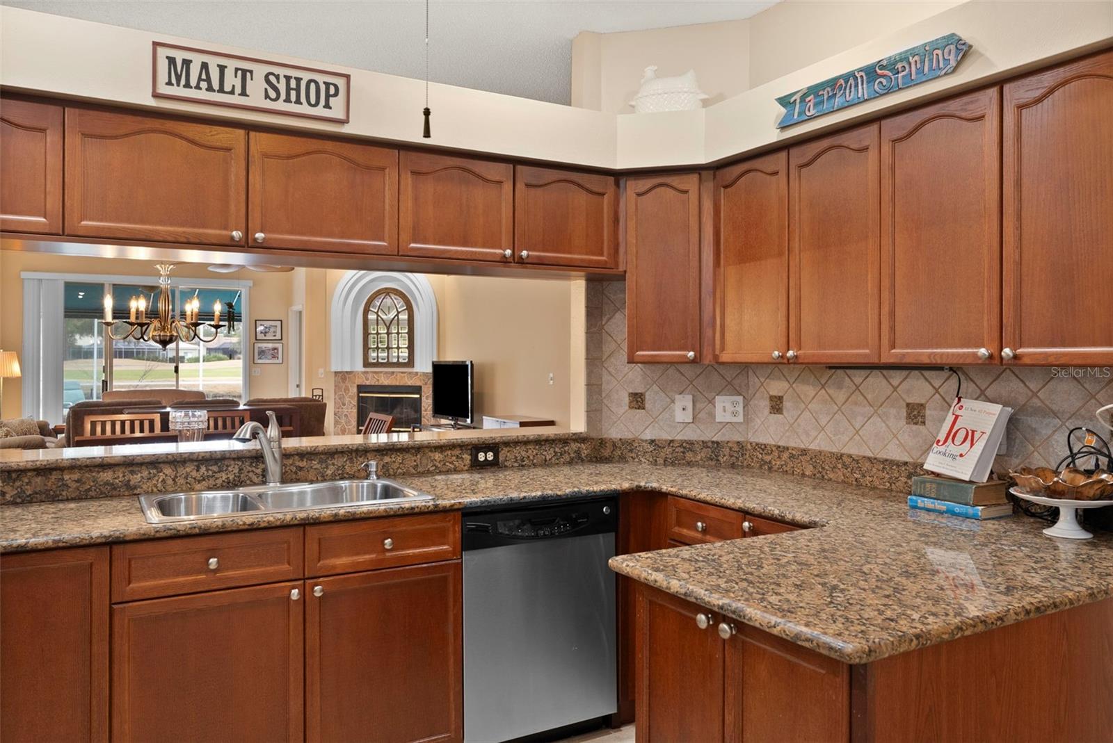 Listing photo id 2 for 1040 Dartford Drive