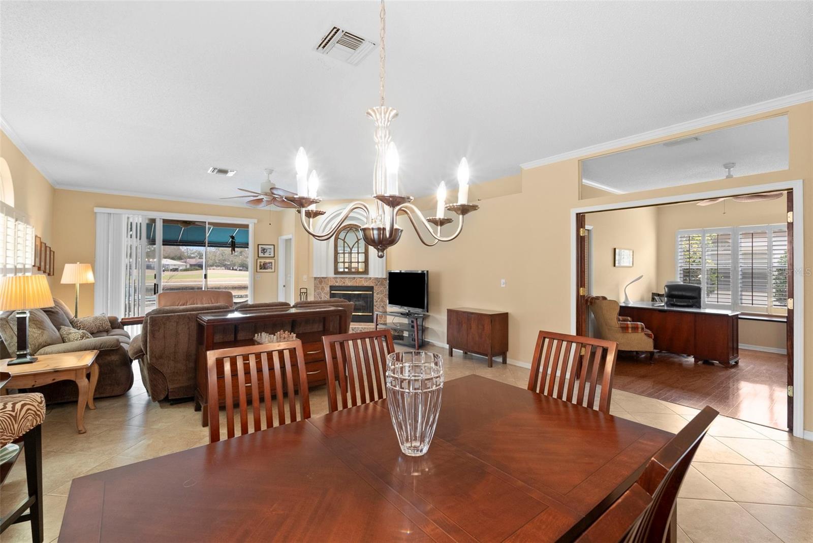 Listing photo id 3 for 1040 Dartford Drive