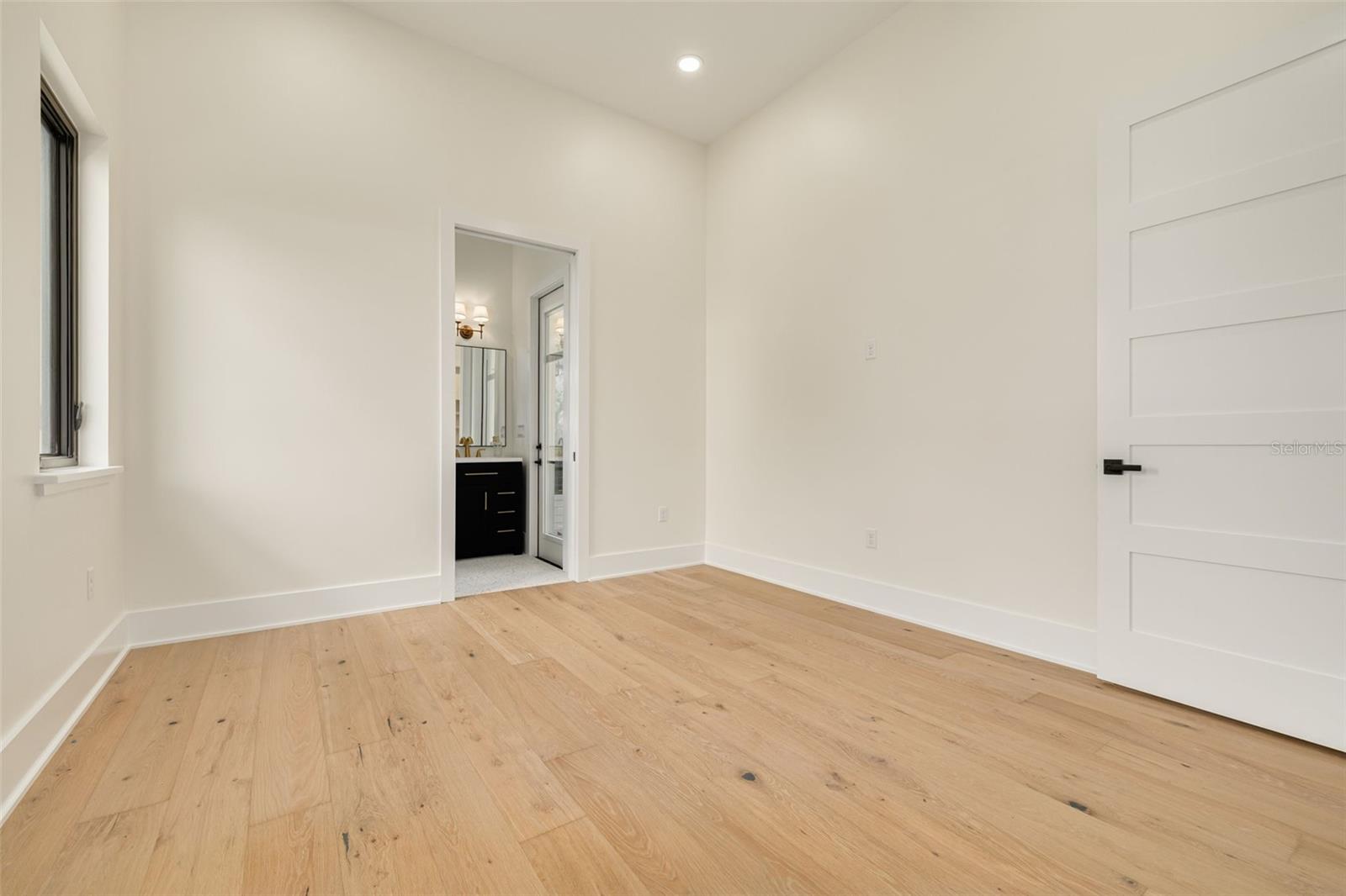 Image 30 of 68 For 519 Davis Boulevard