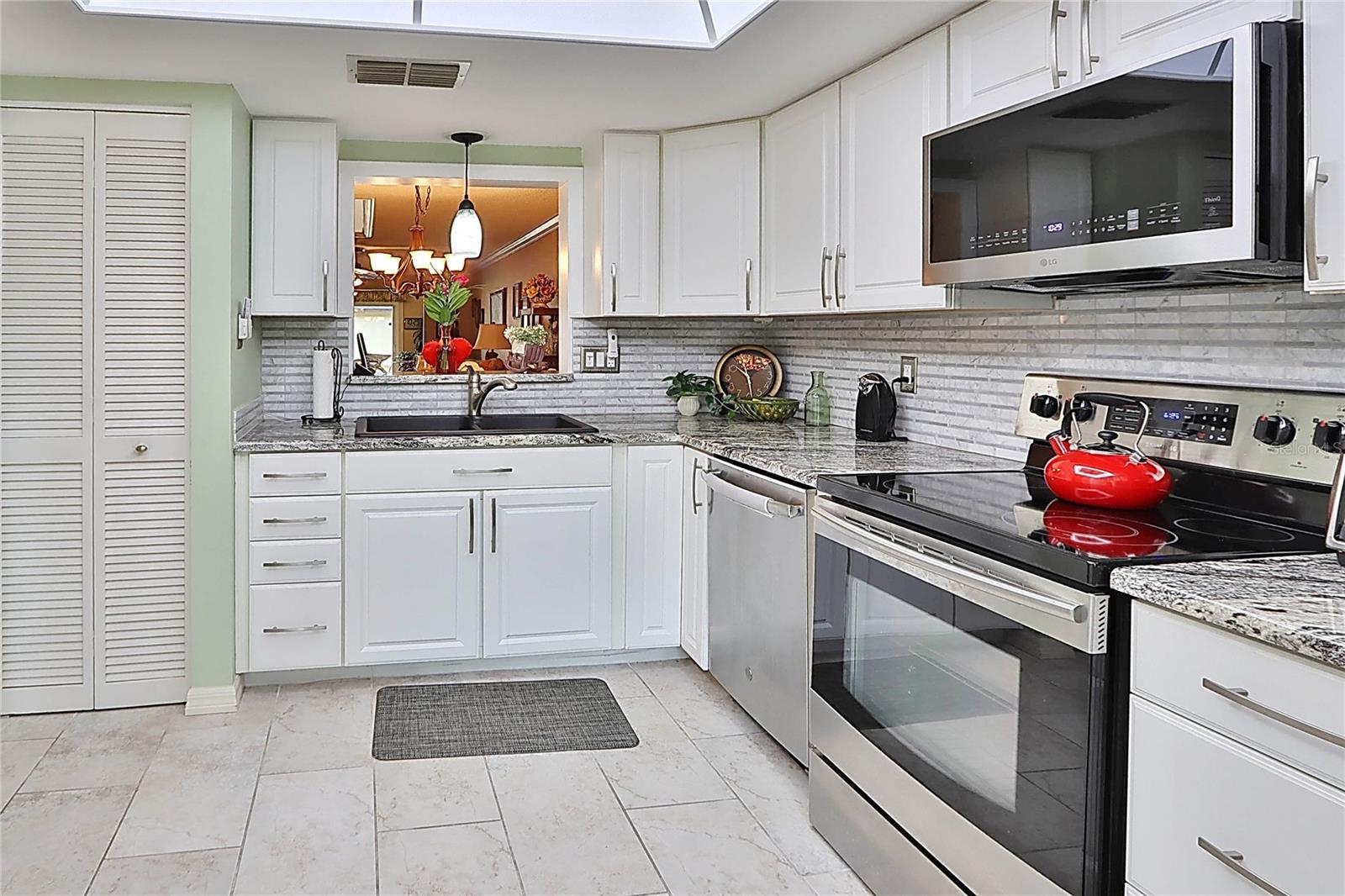 Image 5 of 35 For 865 Maclaren Drive N A