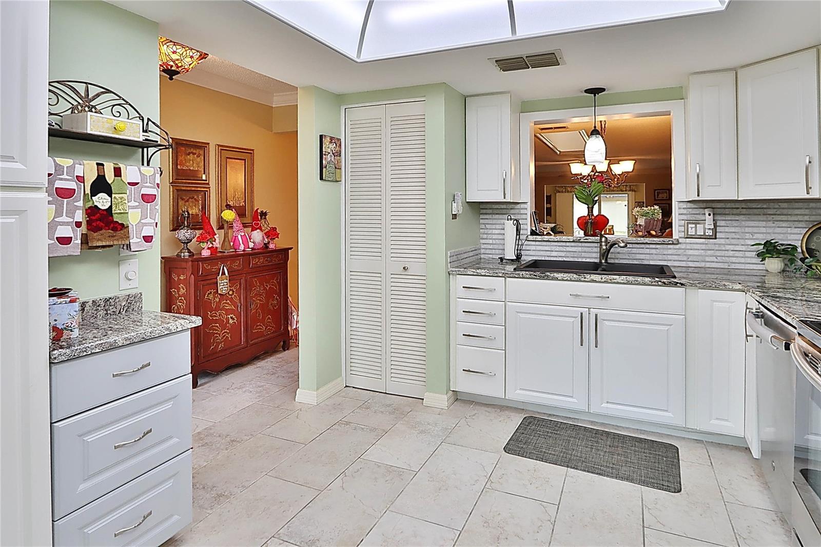 Image 7 of 35 For 865 Maclaren Drive N A