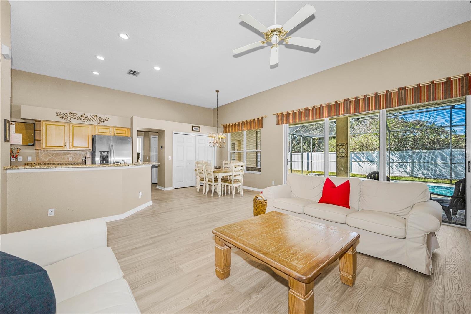 Listing photo id 9 for 2225 Longmore Circle