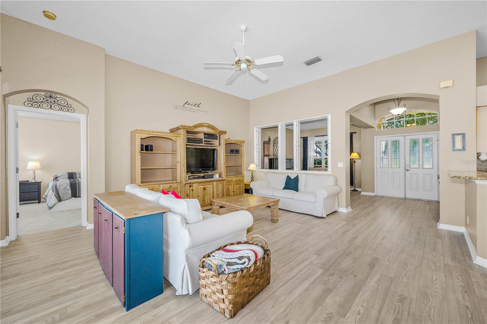 Listing photo id 11 for 2225 Longmore Circle