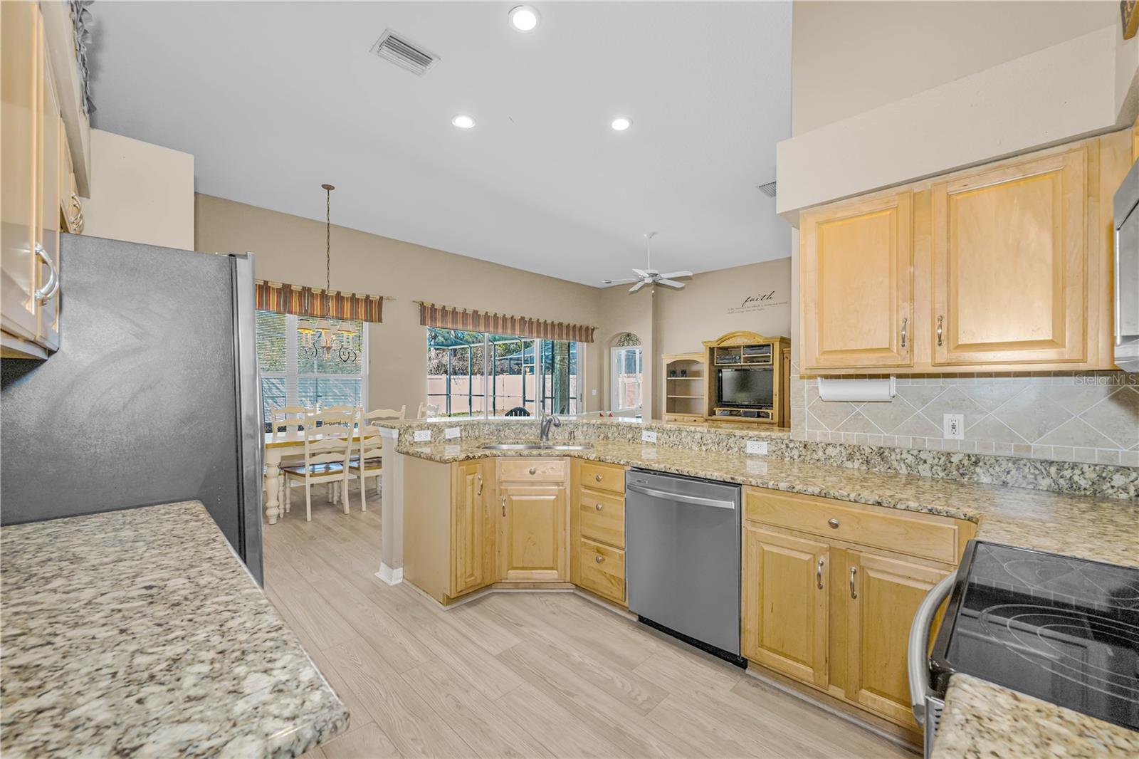 Listing photo id 14 for 2225 Longmore Circle