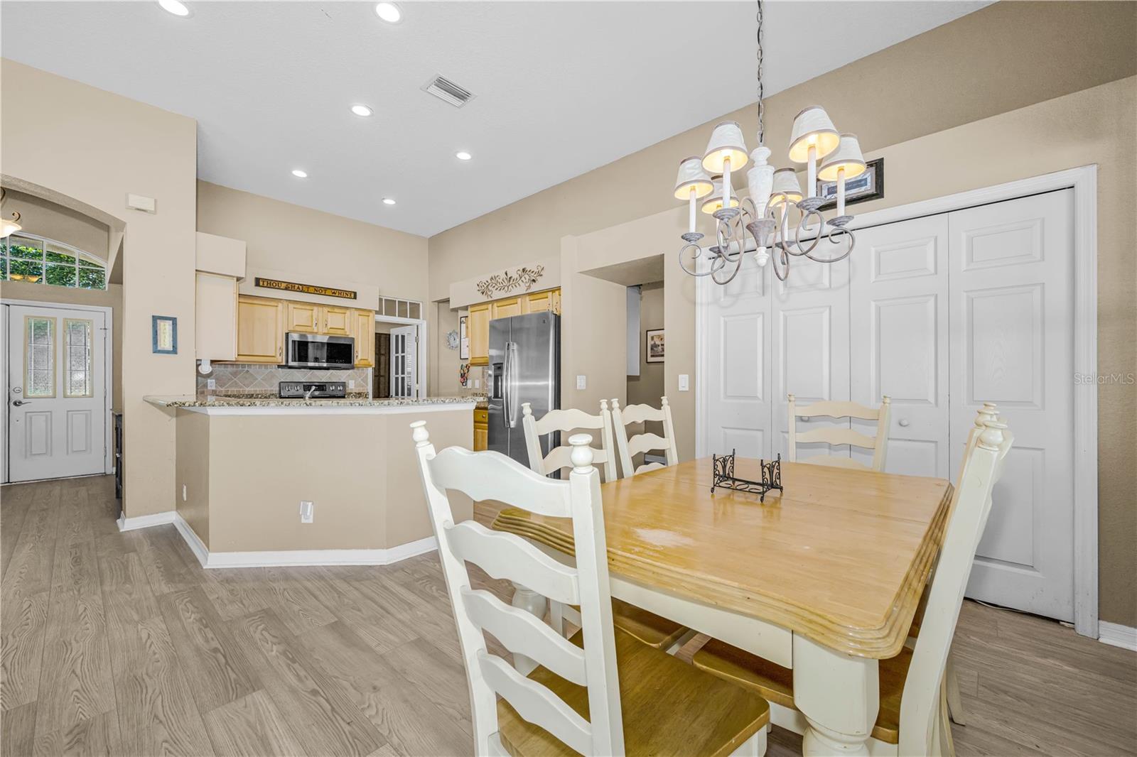 Listing photo id 15 for 2225 Longmore Circle