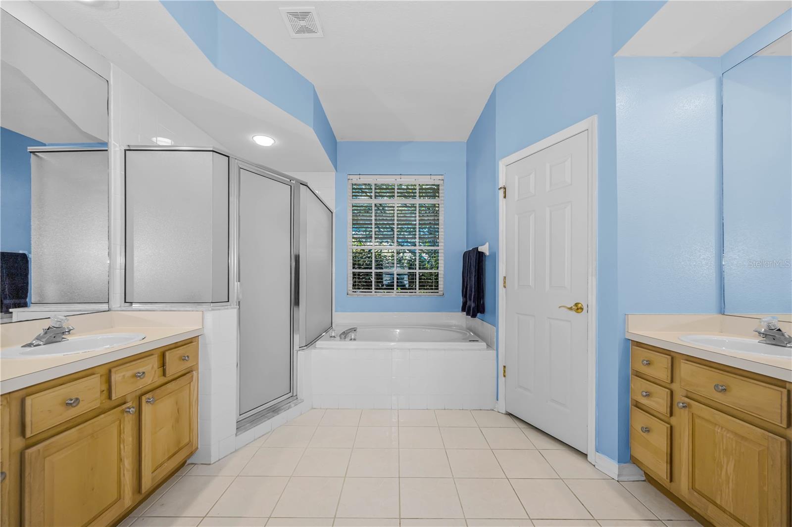 Listing photo id 21 for 2225 Longmore Circle