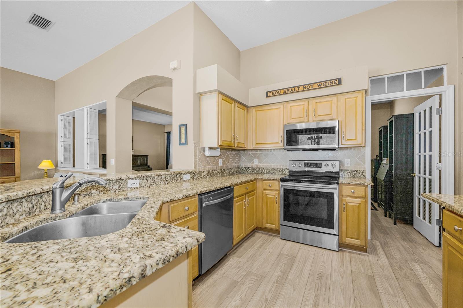 Listing photo id 3 for 2225 Longmore Circle