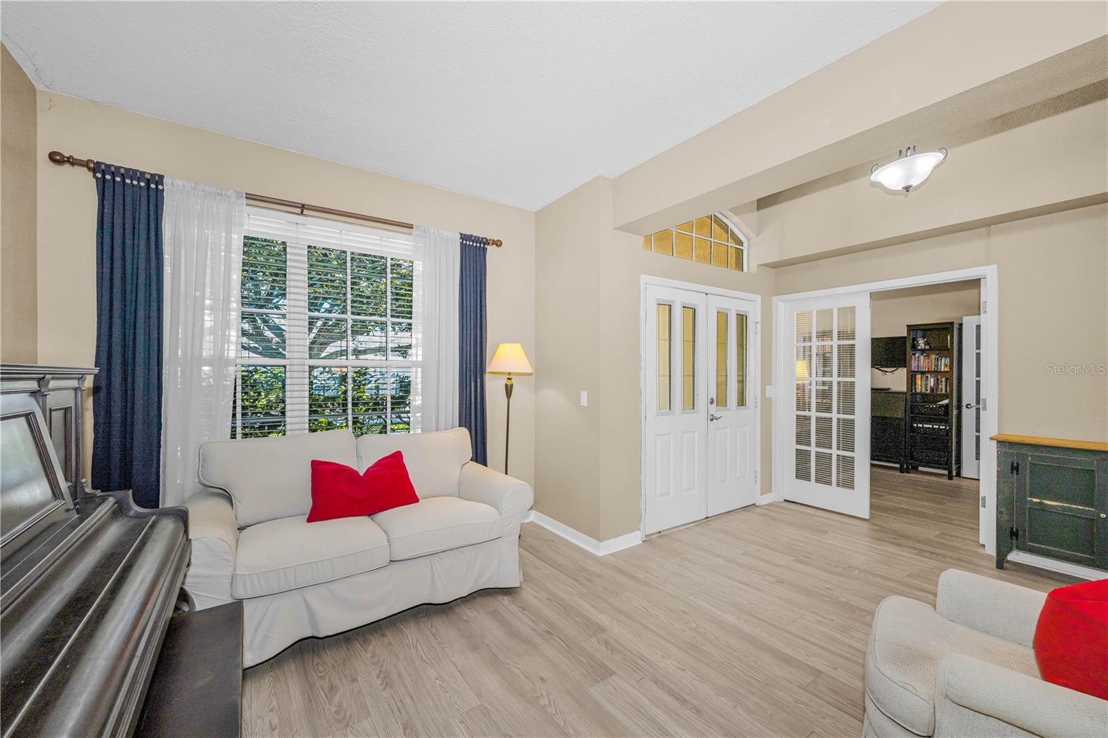 Listing photo id 5 for 2225 Longmore Circle