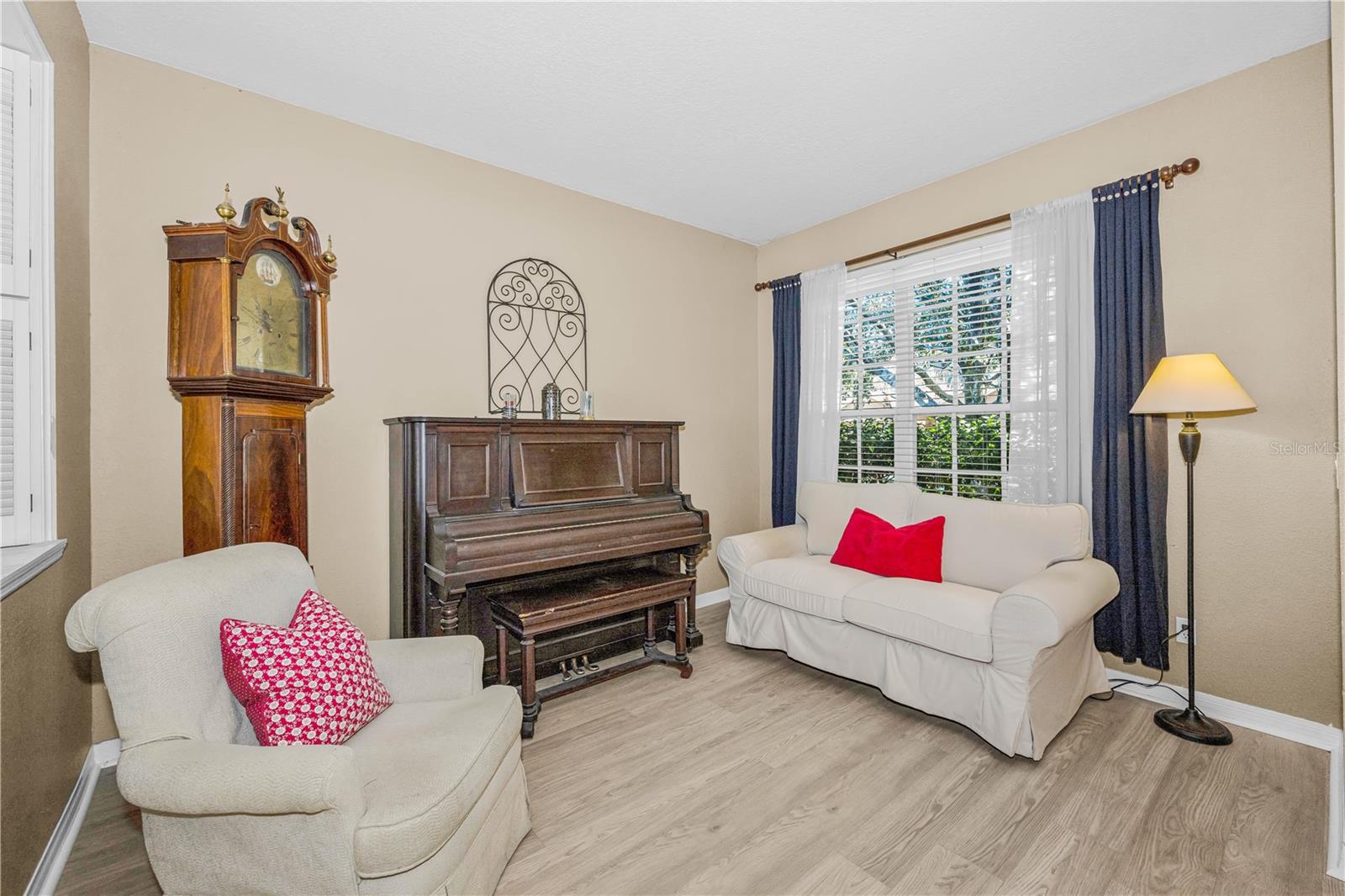 Listing photo id 6 for 2225 Longmore Circle