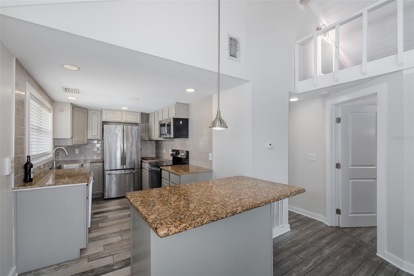 Image 18 of 70 For 14405 Birch Street