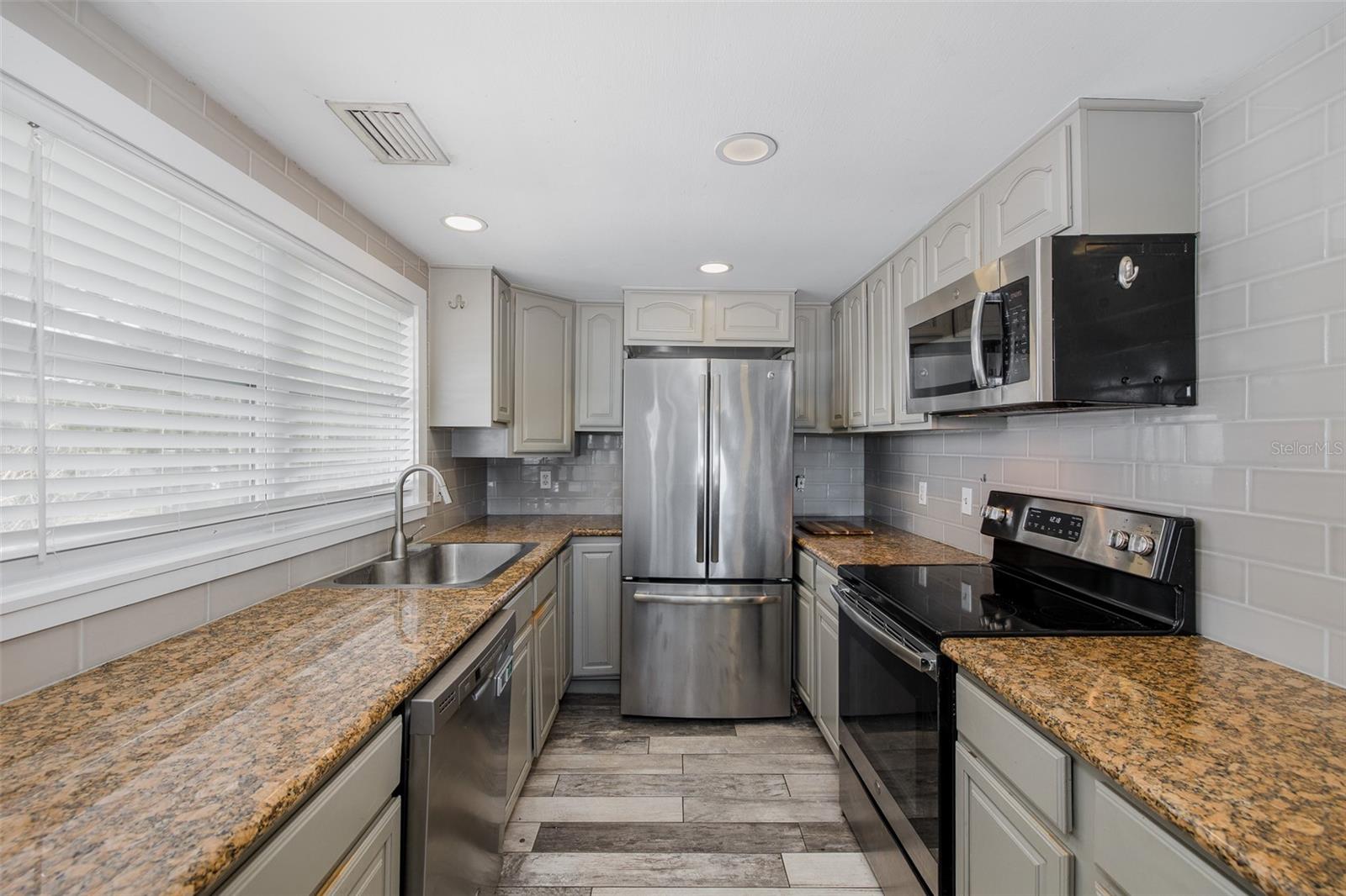 Image 19 of 70 For 14405 Birch Street