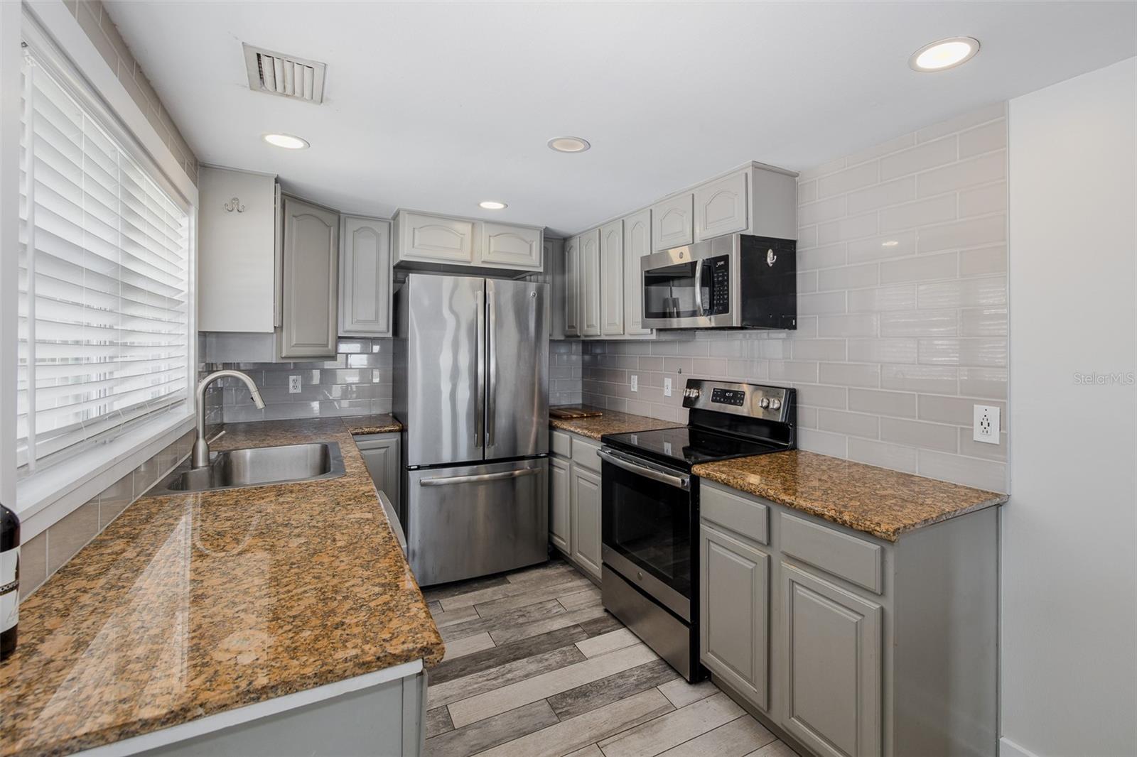 Image 20 of 70 For 14405 Birch Street