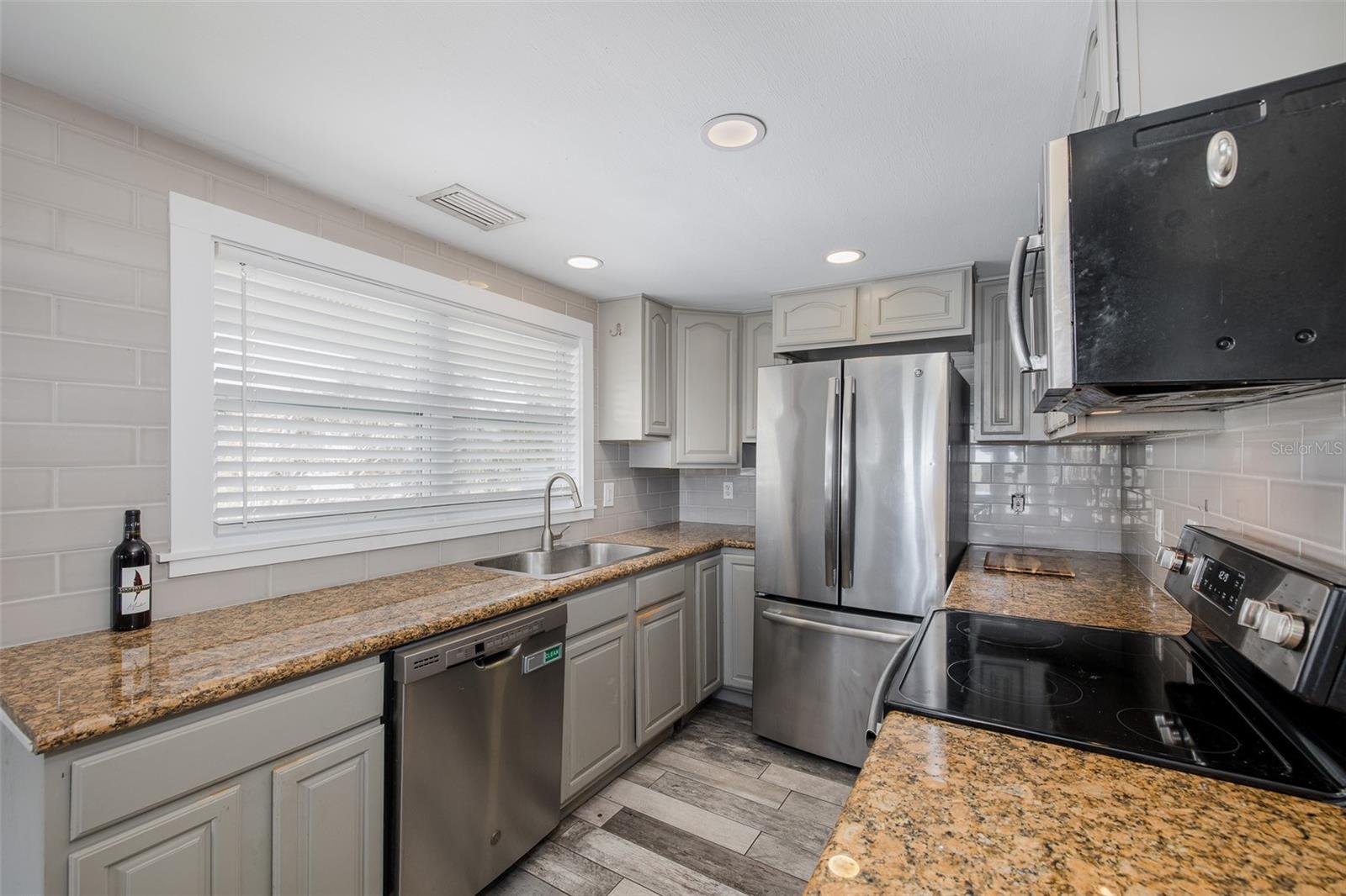 Image 21 of 70 For 14405 Birch Street