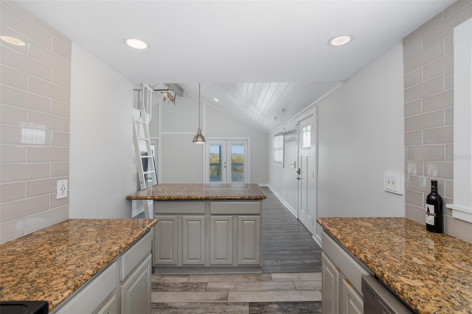 Image 22 of 70 For 14405 Birch Street