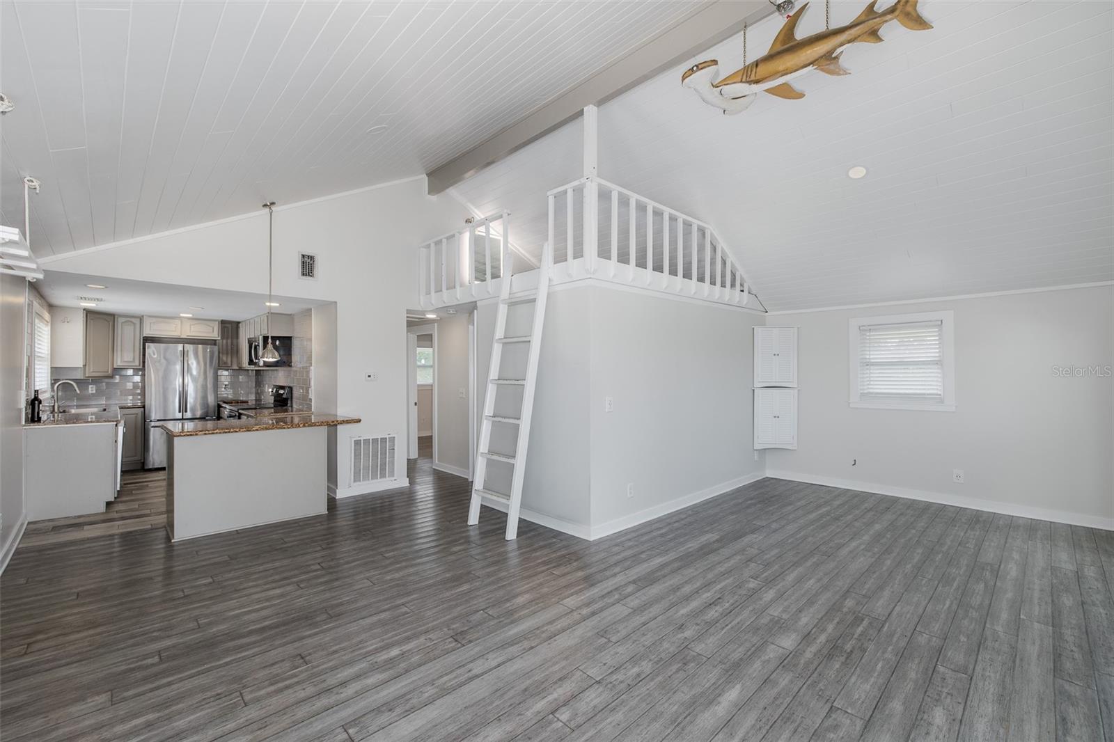 Image 7 of 70 For 14405 Birch Street