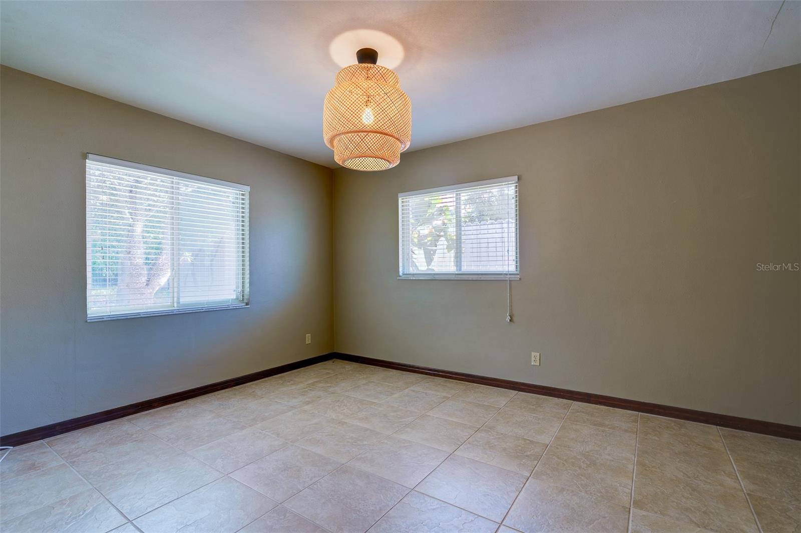 Image 14 of 47 For 215 Garden Circle