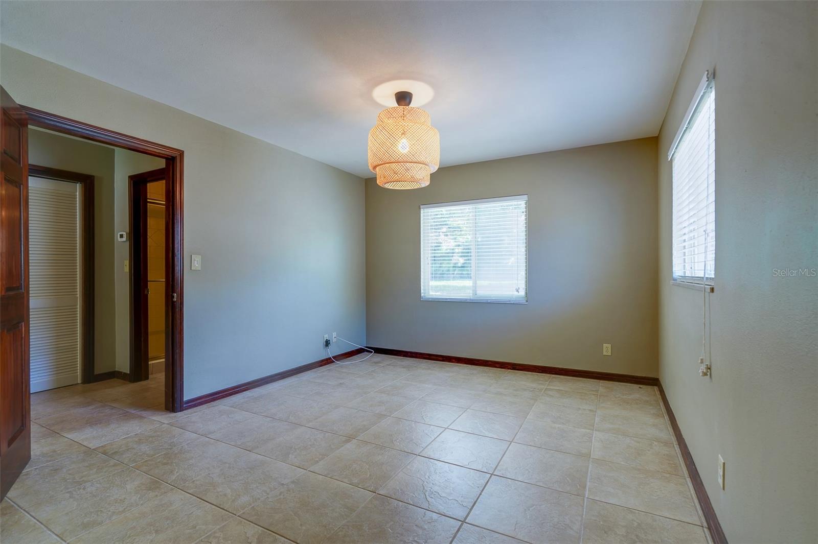 Image 15 of 47 For 215 Garden Circle