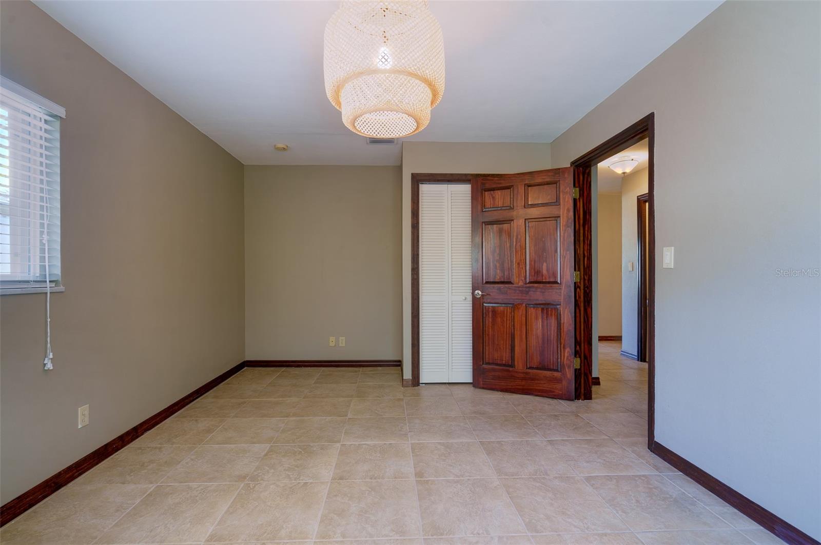 Image 16 of 47 For 215 Garden Circle