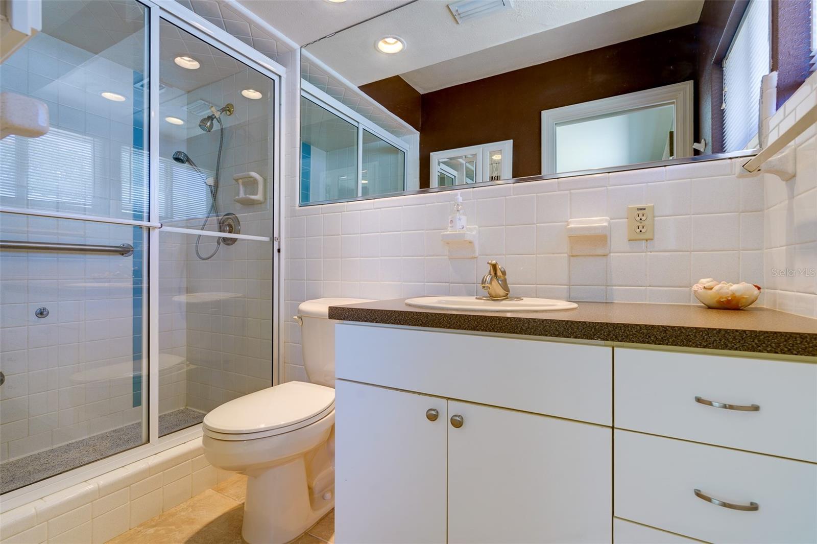 Image 18 of 47 For 215 Garden Circle