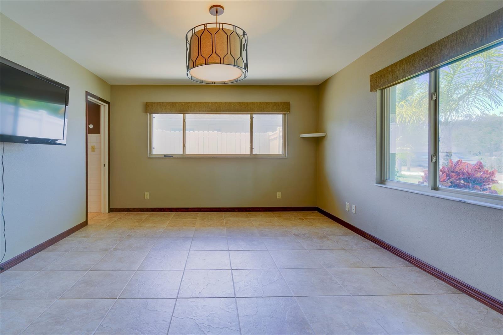 Image 19 of 47 For 215 Garden Circle