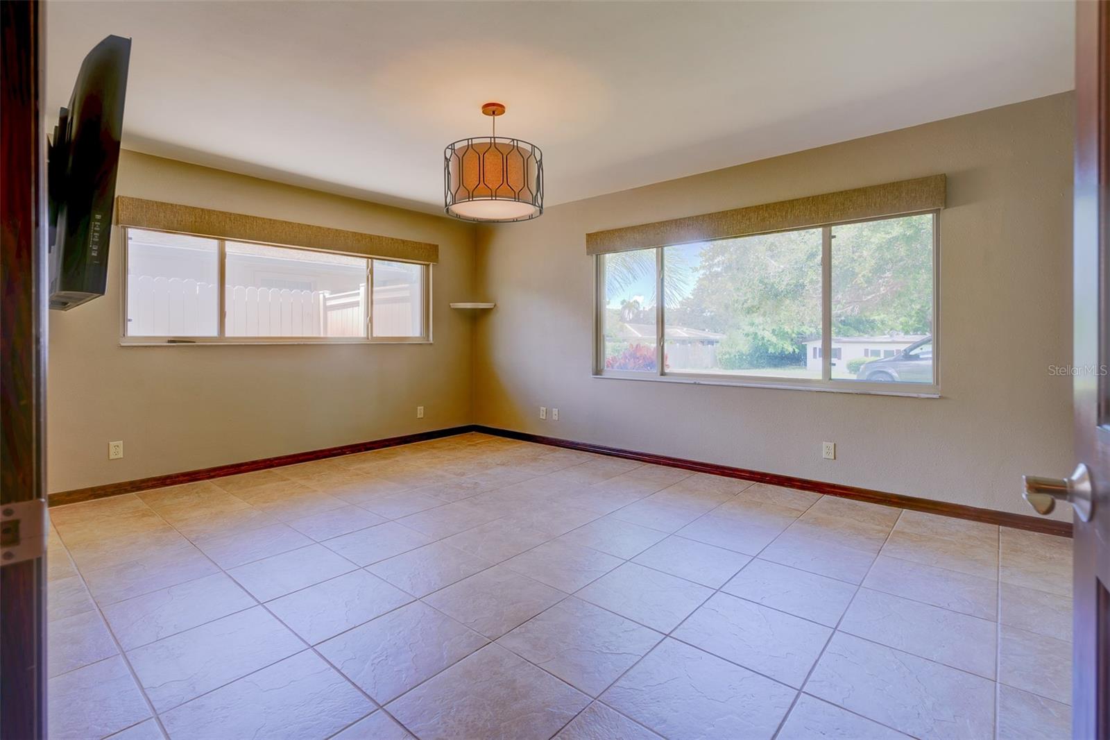 Image 20 of 47 For 215 Garden Circle