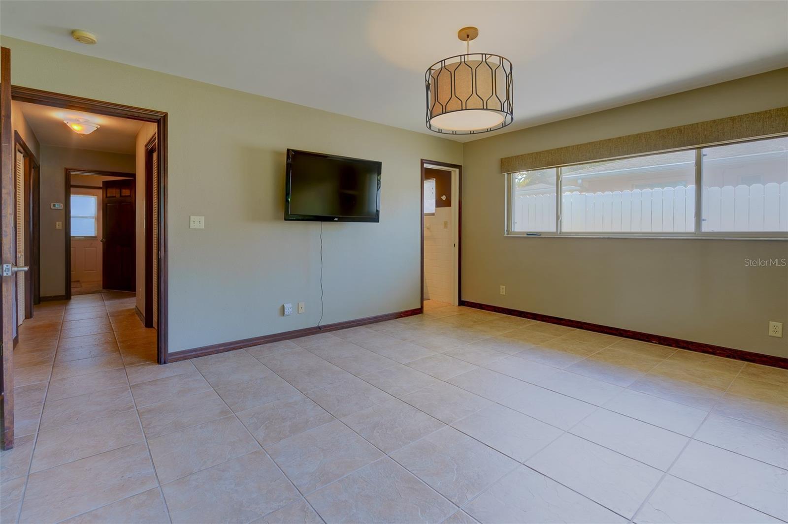 Image 21 of 47 For 215 Garden Circle