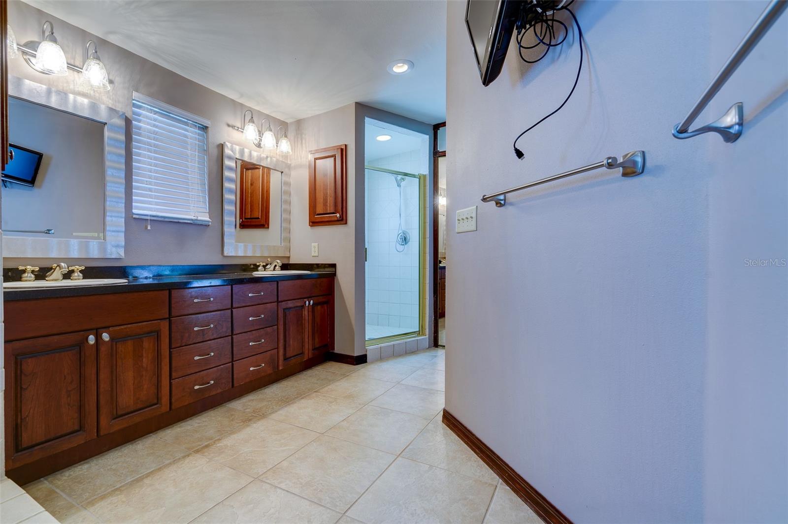 Image 22 of 47 For 215 Garden Circle