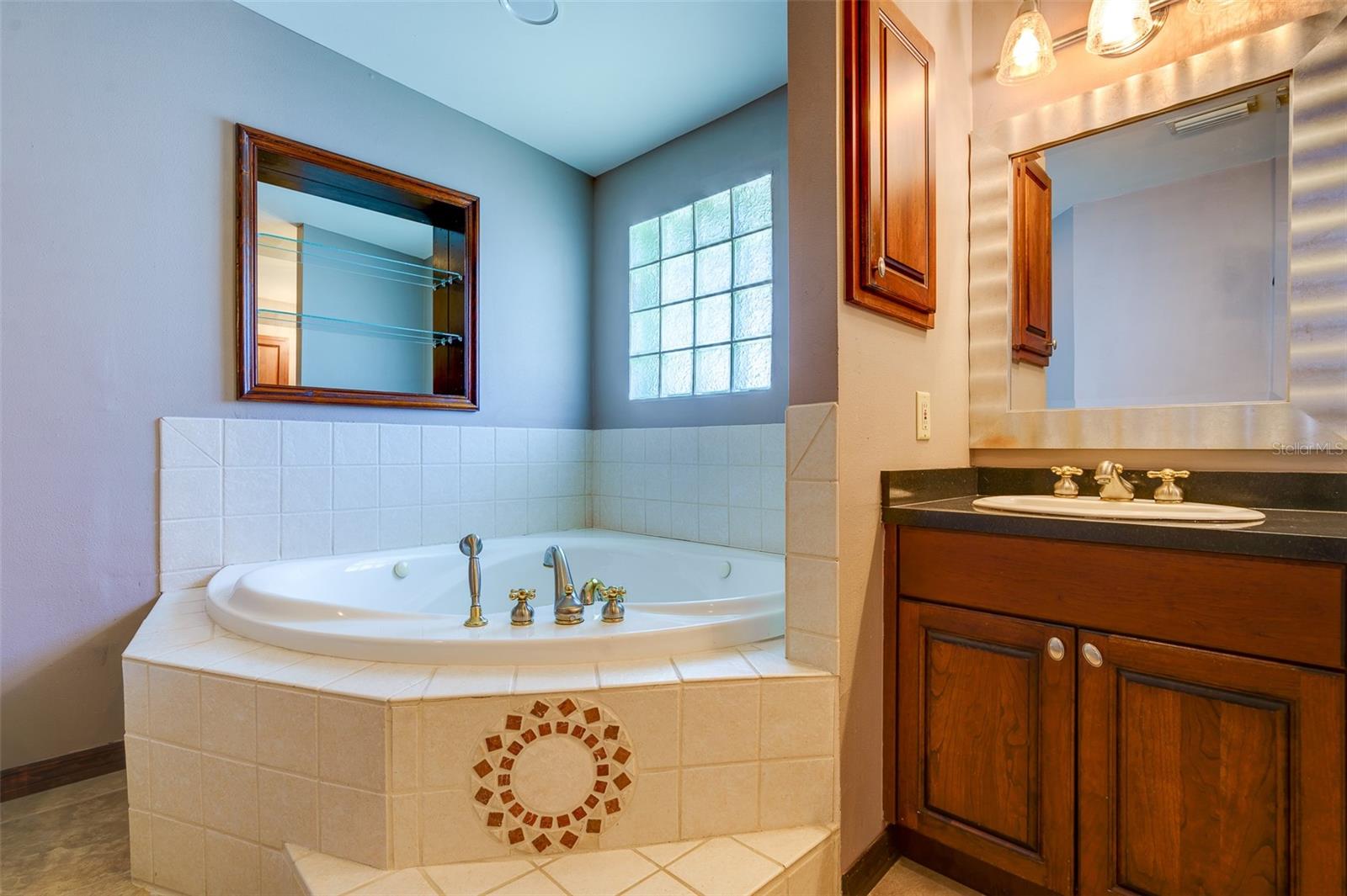 Image 23 of 47 For 215 Garden Circle