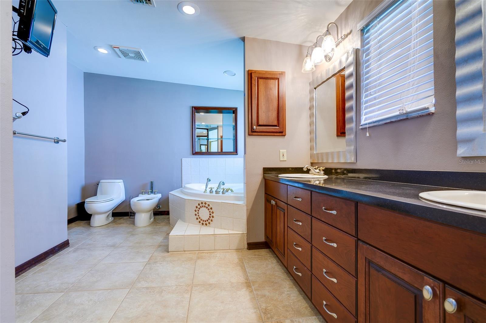 Image 24 of 47 For 215 Garden Circle