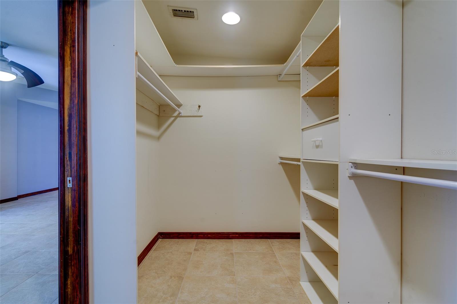 Image 26 of 47 For 215 Garden Circle