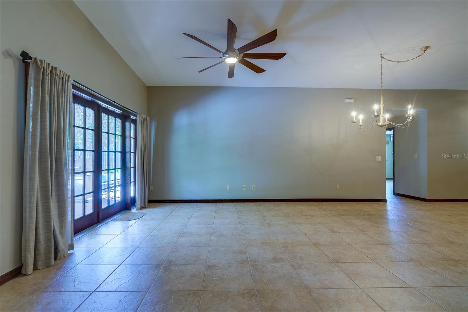 Image 32 of 47 For 215 Garden Circle