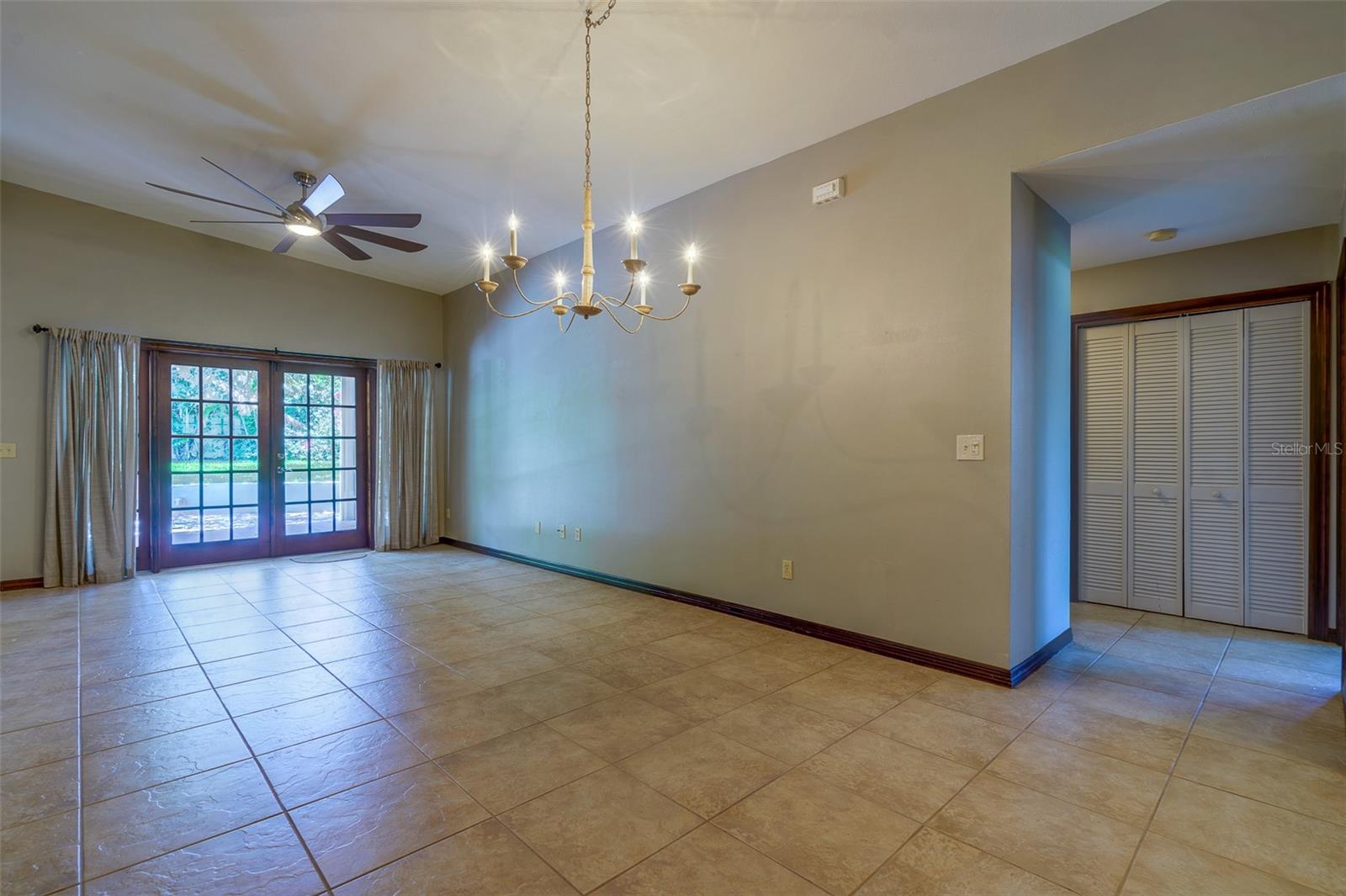 Image 33 of 47 For 215 Garden Circle