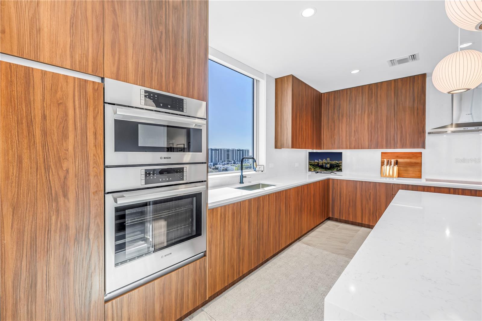 Listing photo id 11 for 777 3rd Avenue N 1205