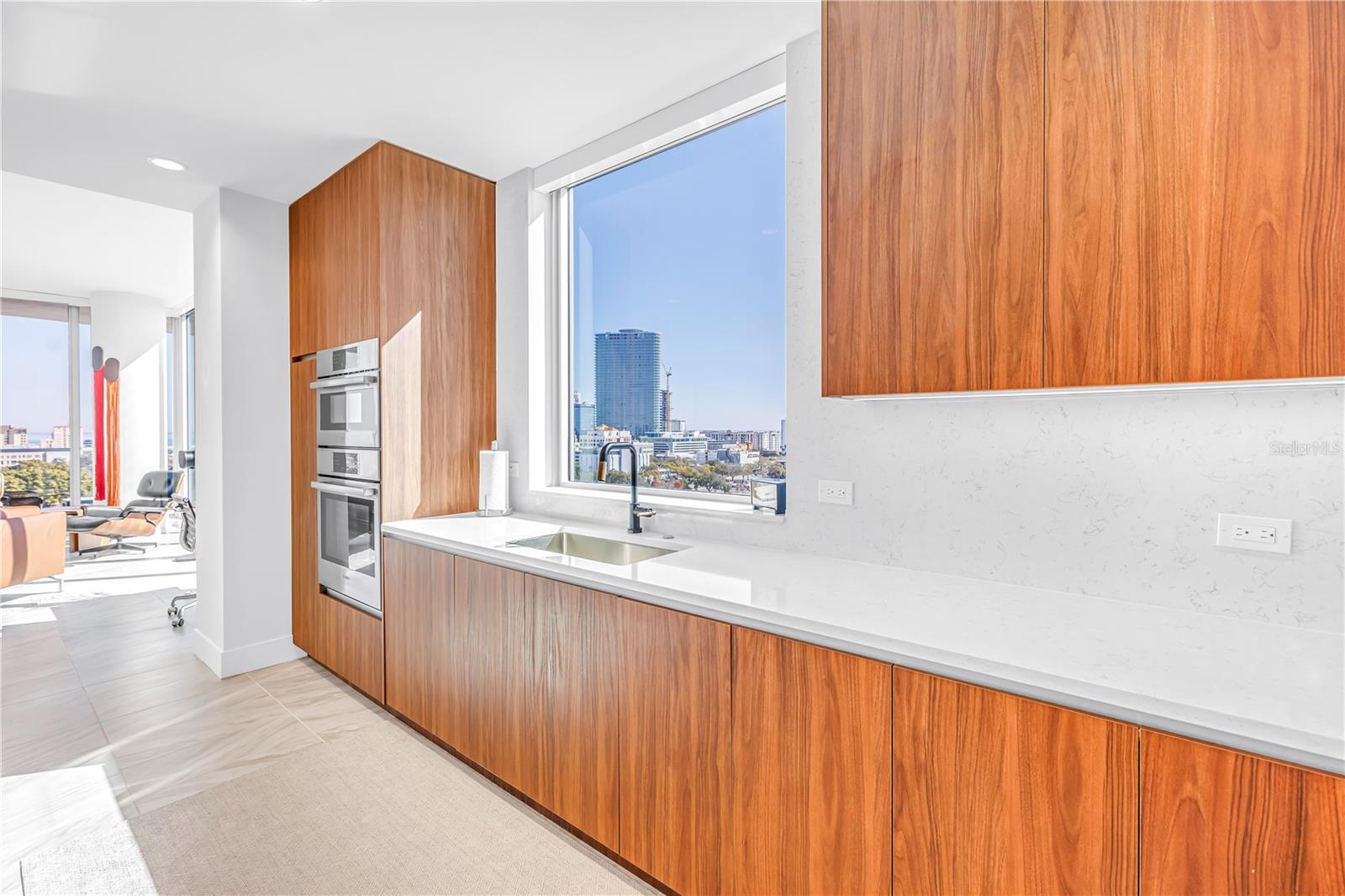 Listing photo id 12 for 777 3rd Avenue N 1205