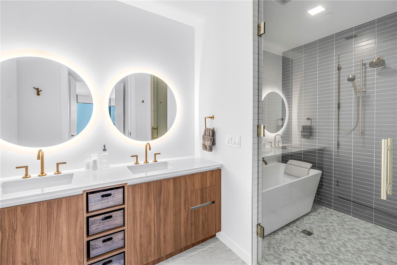 Listing photo id 29 for 777 3rd Avenue N 1205