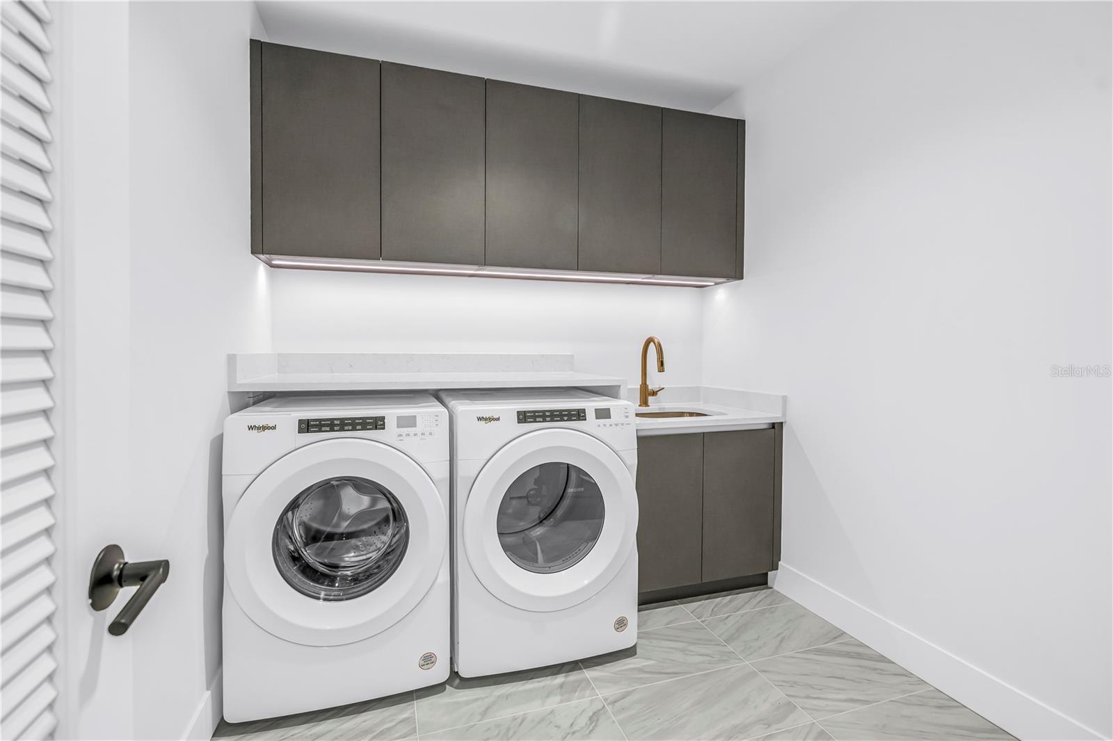 Listing photo id 4 for 777 3rd Avenue N 1205