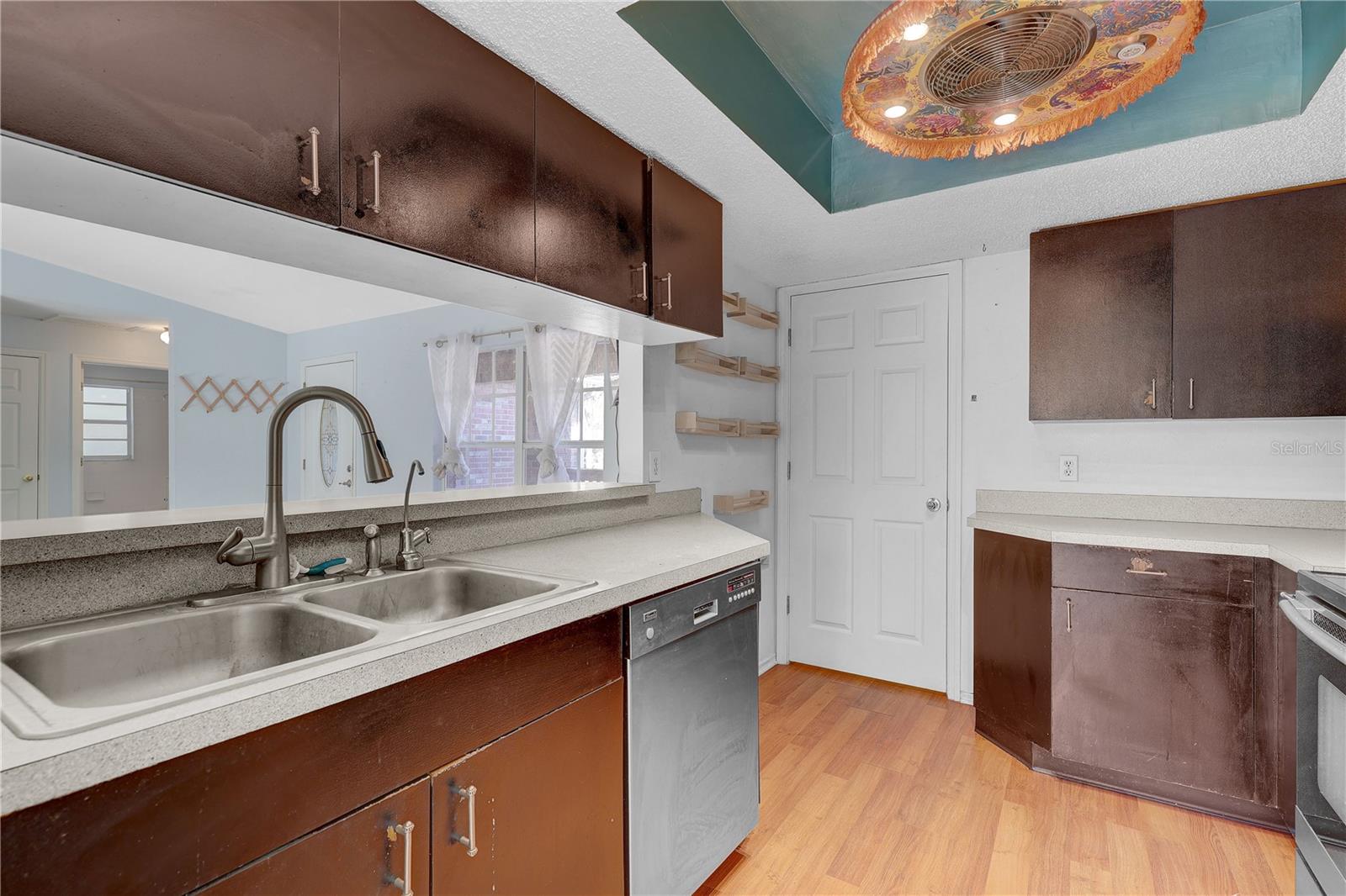 Listing photo id 8 for 8849 Richmond Street