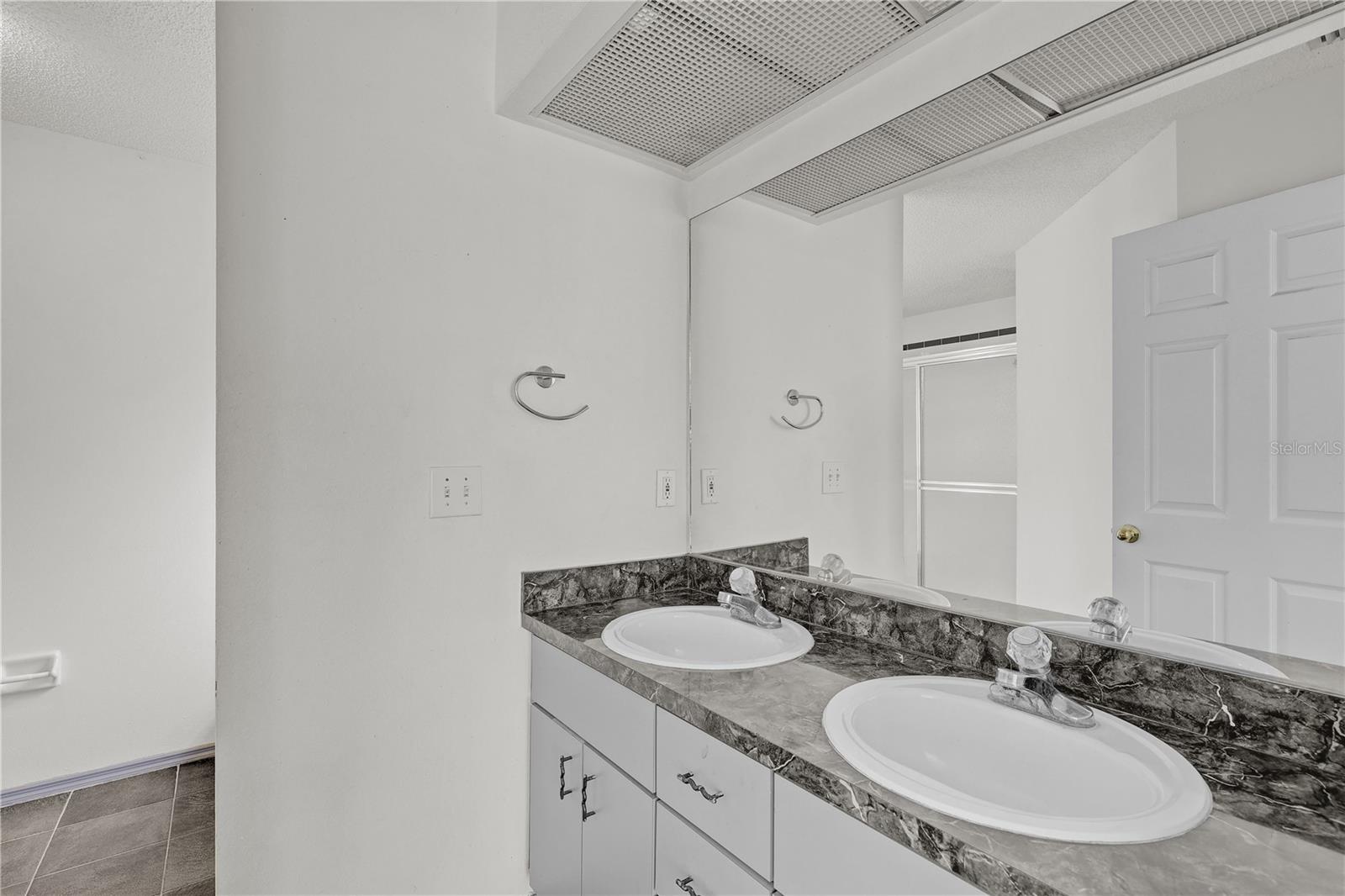 Listing photo id 13 for 8849 Richmond Street