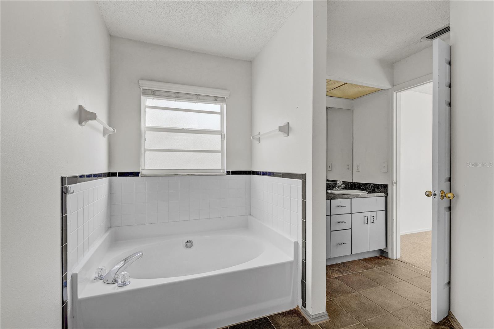 Listing photo id 15 for 8849 Richmond Street