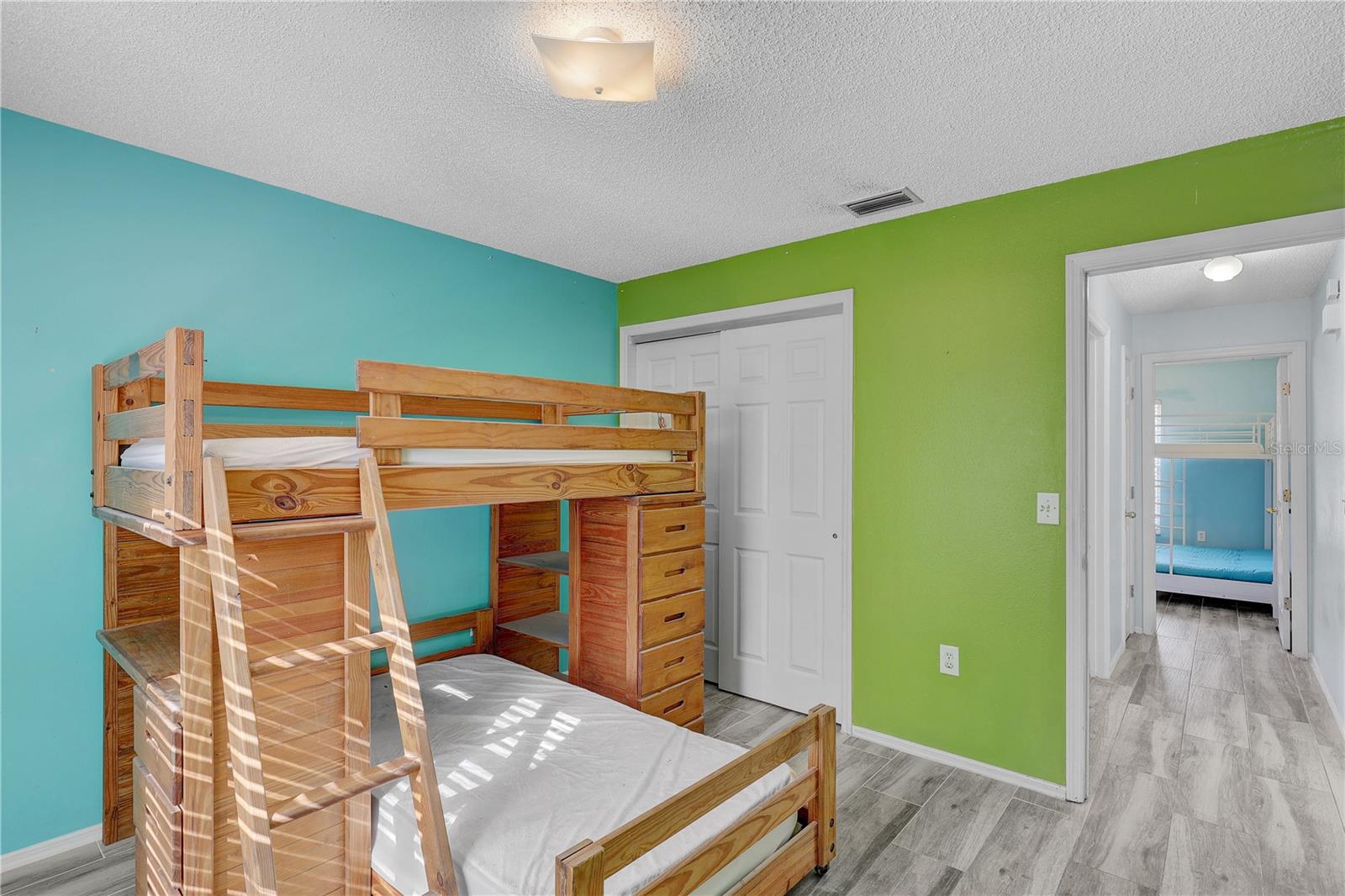 Listing photo id 23 for 8849 Richmond Street