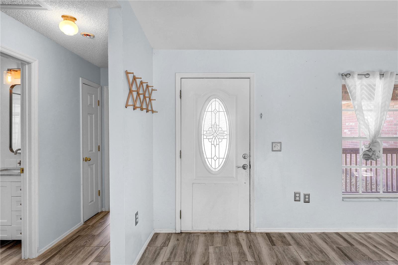 Listing photo id 2 for 8849 Richmond Street