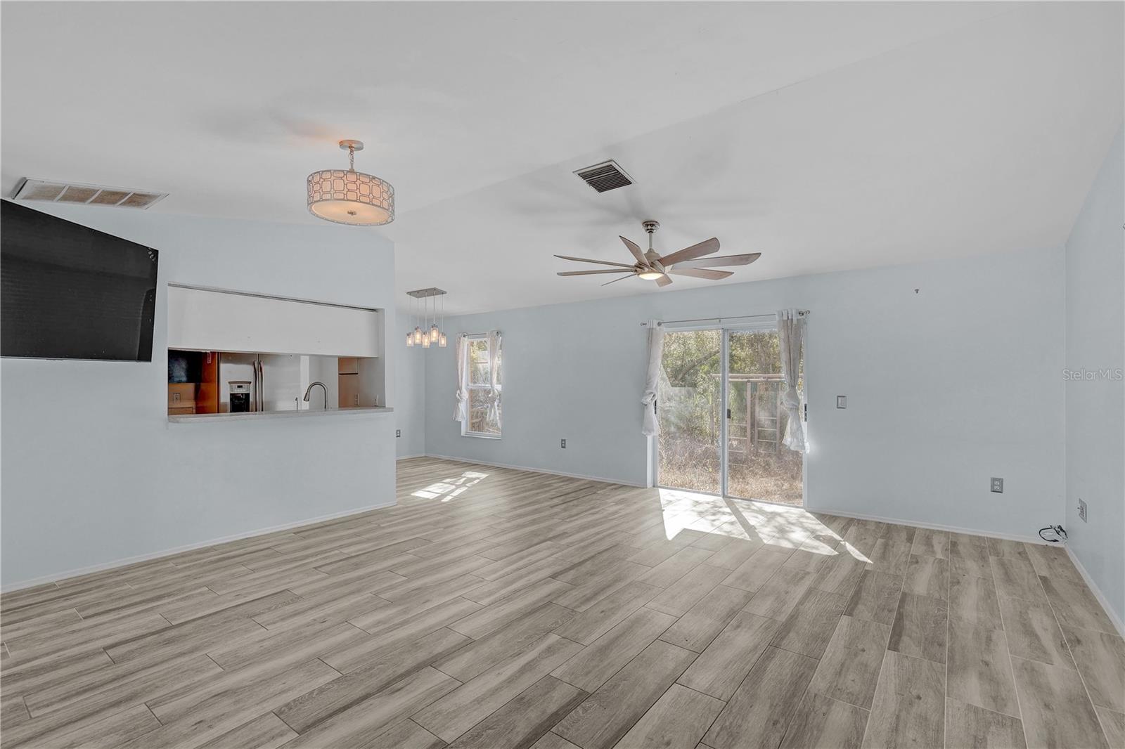 Listing photo id 3 for 8849 Richmond Street