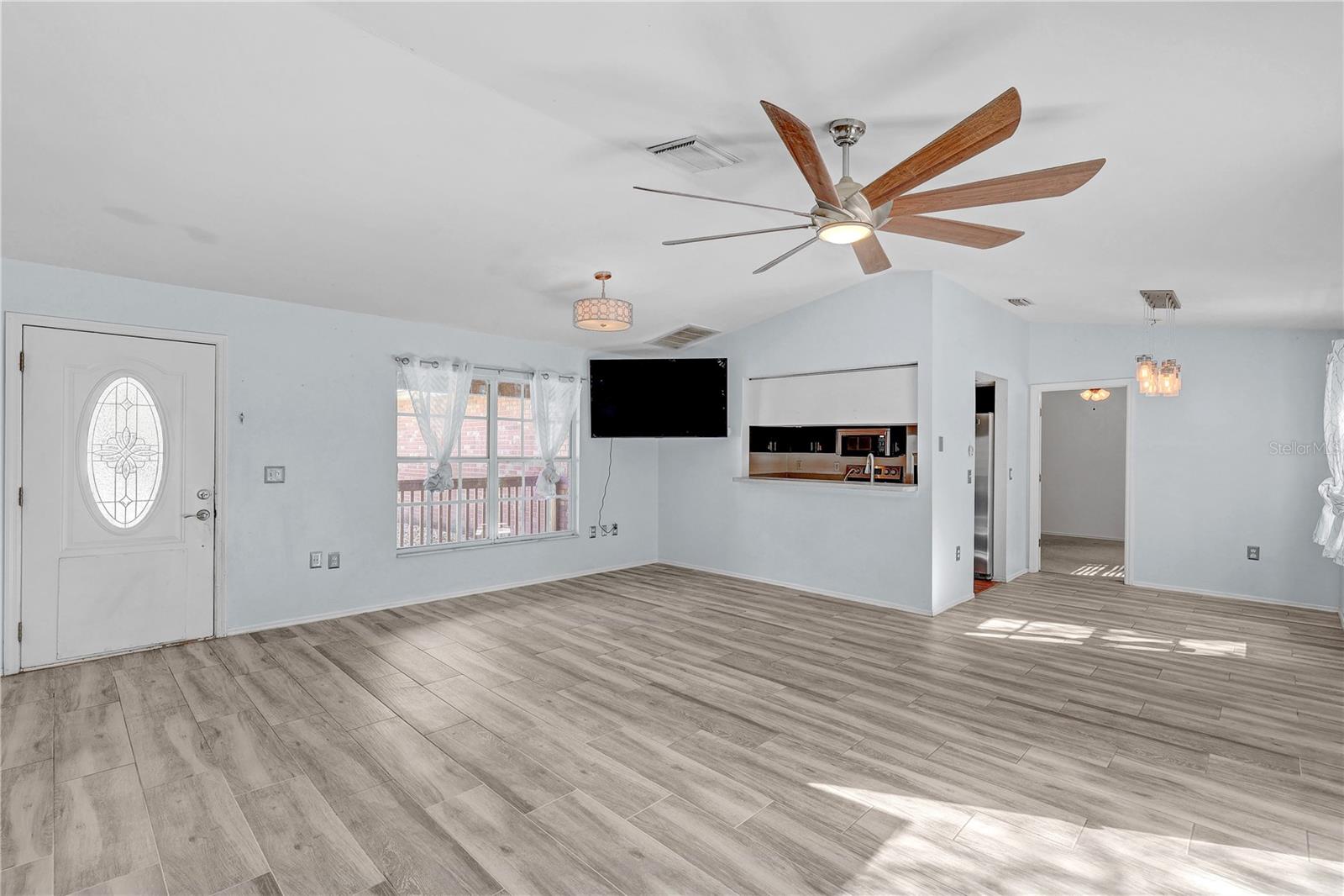 Listing photo id 5 for 8849 Richmond Street