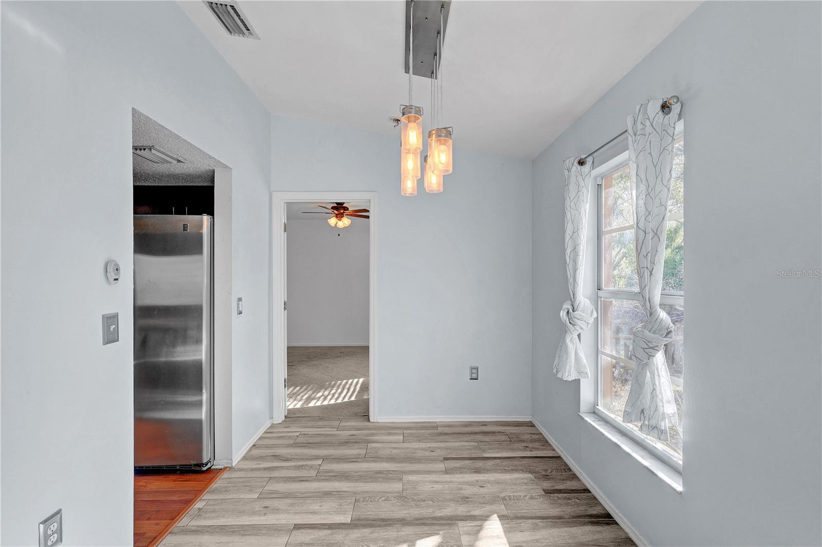 Listing photo id 6 for 8849 Richmond Street