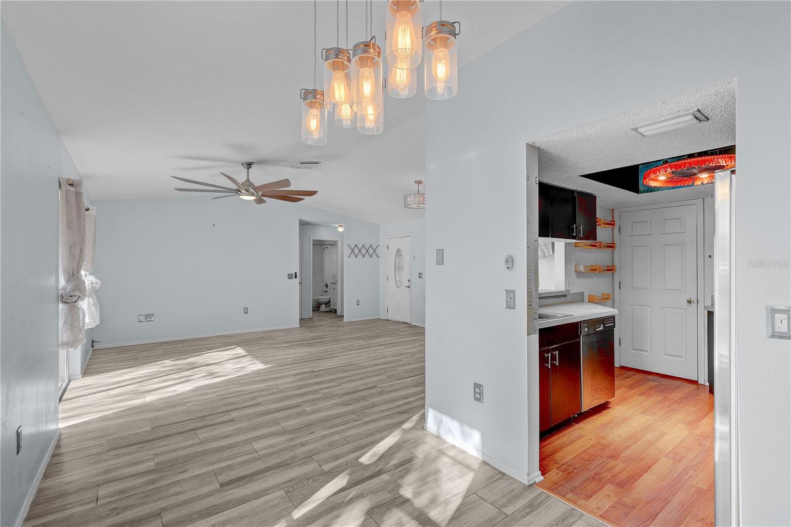 Listing photo id 7 for 8849 Richmond Street