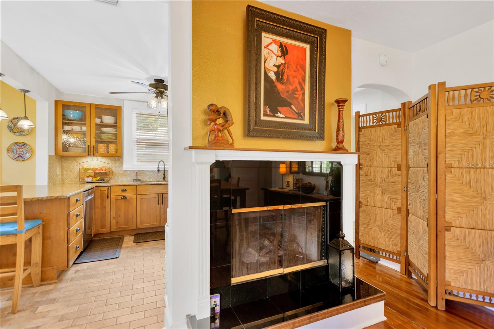 Listing photo id 11 for 918 24th Avenue N