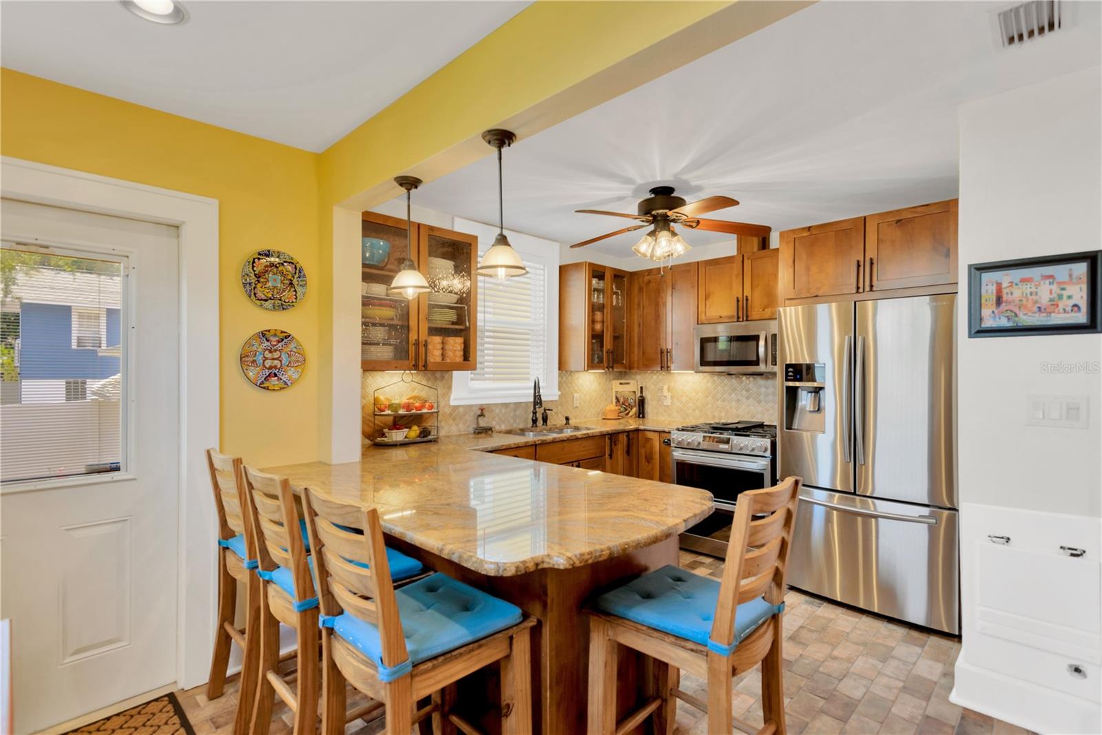 Listing photo id 12 for 918 24th Avenue N