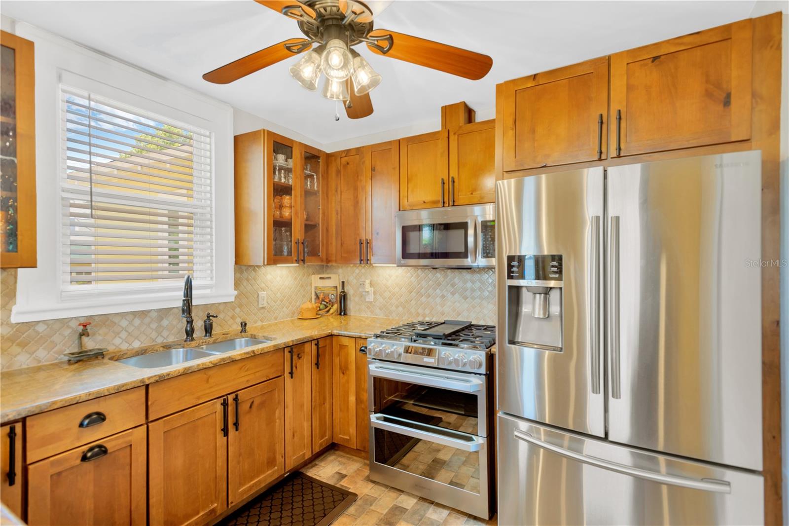 Listing photo id 13 for 918 24th Avenue N