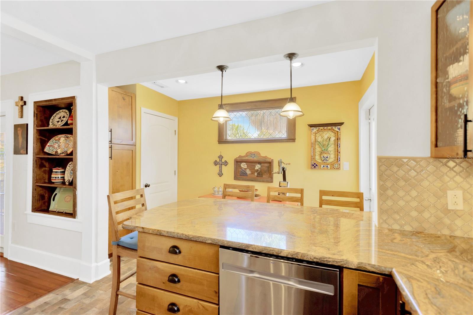 Listing photo id 14 for 918 24th Avenue N